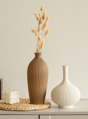 现代简约北欧日式素雅竖纹条纹小口陶瓷花器哑光黑色棕色花瓶摆件