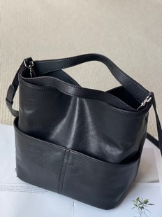 新品时尚头层牛皮女包手提单背斜挎女款百搭款潮时尚水桶包出街