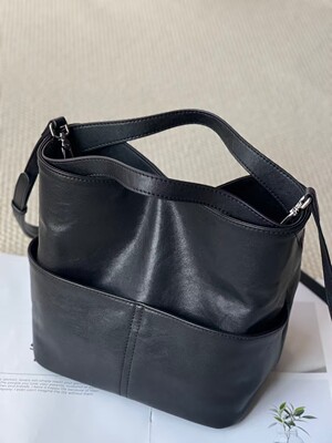 新品时尚头层牛皮女包手提单背斜挎女款百搭款潮时尚水桶包出街