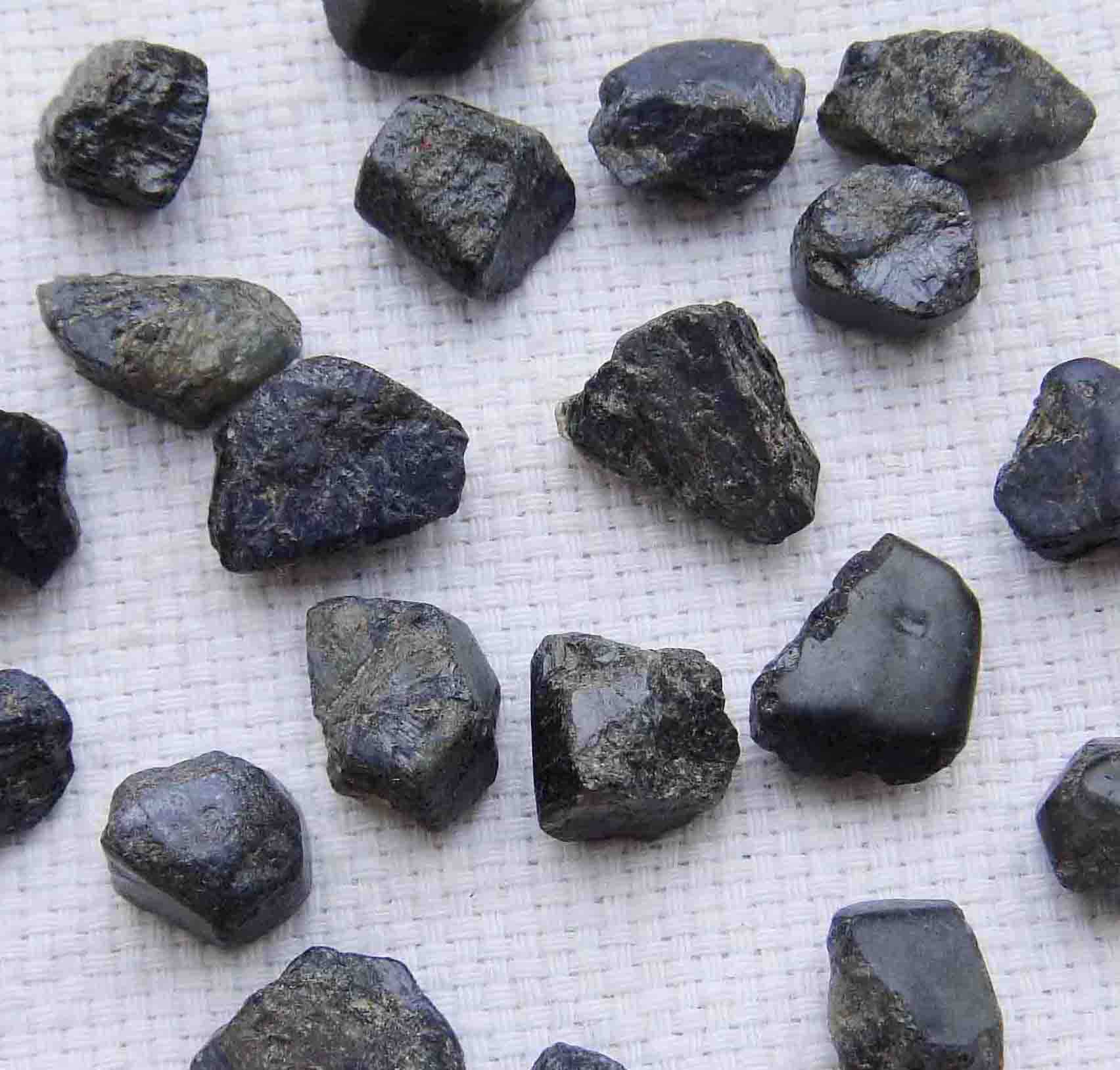 满200元就送山东原矿产天然无烧黑蓝宝石原石毛料标本收藏 2颗