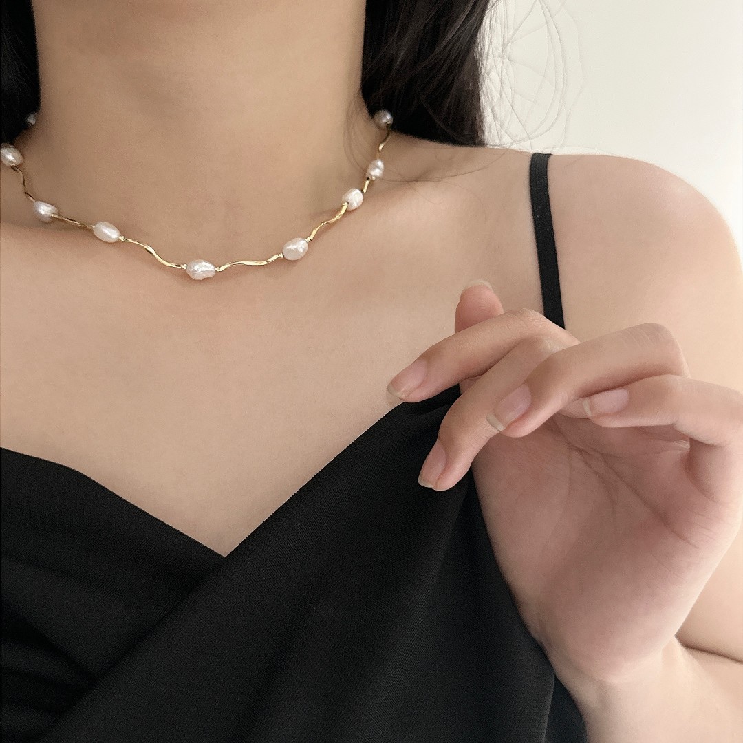 丽银饰品丽贝丽影爆款热销气质时尚高级感波浪生长纹异形珍珠项链