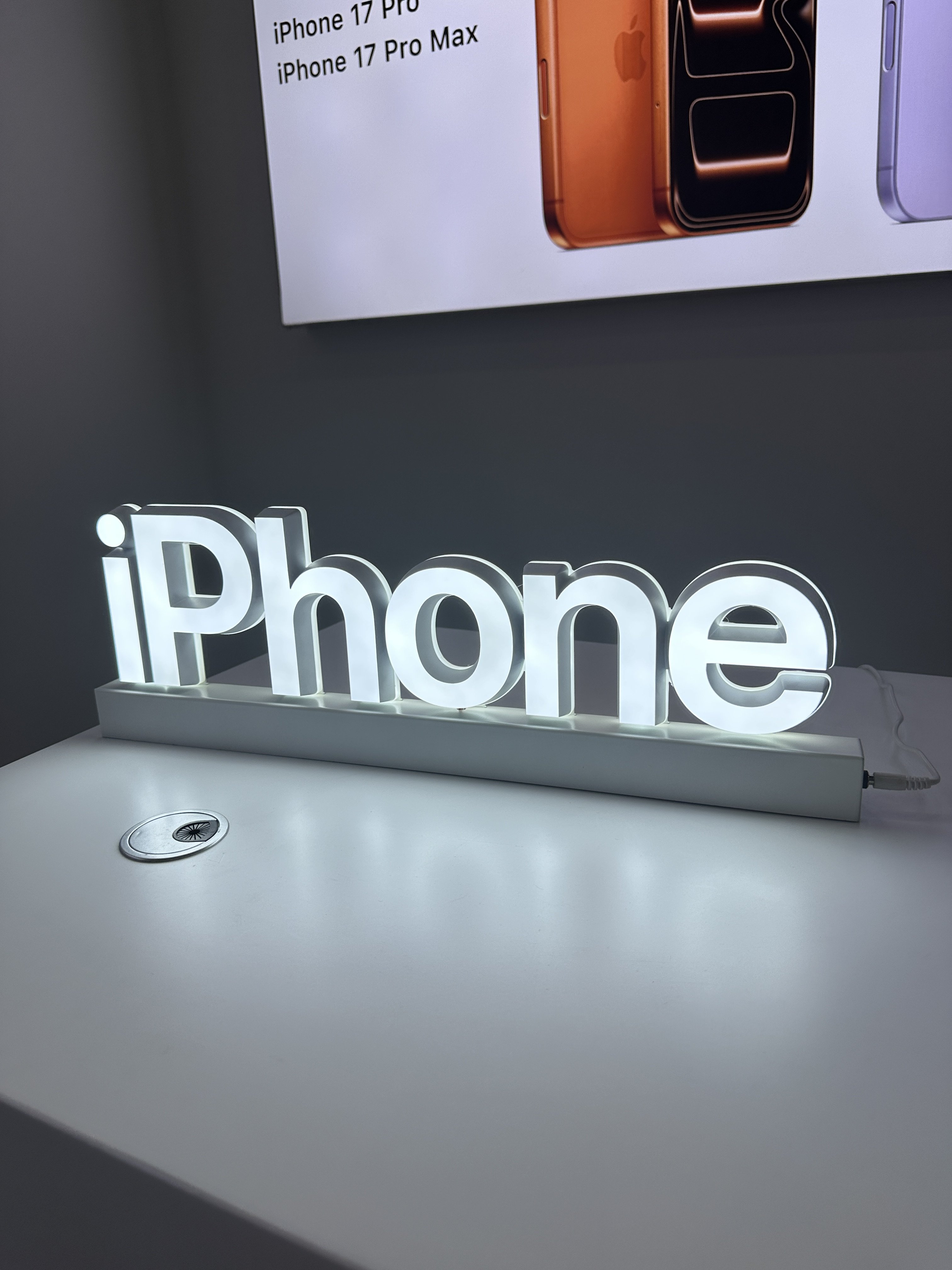 iPhone桌面发光字手机店引流发光道具新款logo灯牌