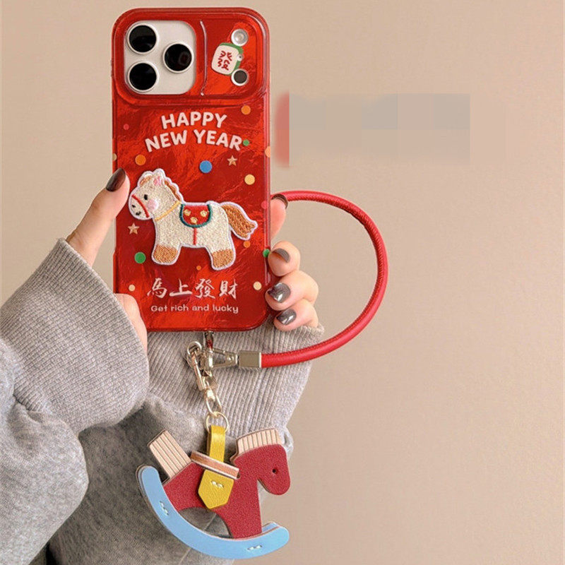 适用iPhone16手机壳15/14/13/12苹果x刺绣小马11pro挂件i6/7/8可背斜挎xr手提绳max马上发财5s网红超火新年壳
