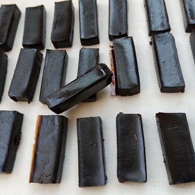 龟鹿二仙胶/膏，原料鹿角胶，龟板胶，人参，枸杞，无任何辅料