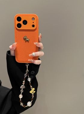 半糖壳野ins马年橙色皮纹立体小马手链苹果17pormax手机壳iPhone16pro腕带15防摔14pro新款13防摔17保护套