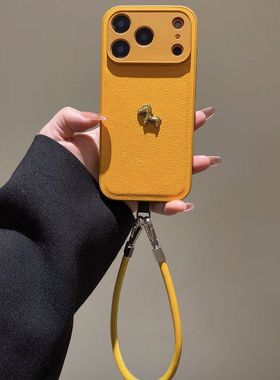 半糖壳野ins简约黄色皮纹立体金属马苹果17pormax手机壳iPhone16pro腕带15防摔14pro新款13防摔17保护套