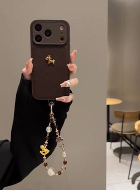 半糖壳野ins马年棕色皮纹立体小马手链苹果17pormax手机壳iPhone16pro腕带15防摔14pro新款13防摔17保护套