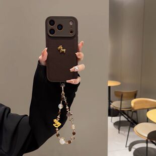 半糖壳野ins马年棕色皮纹立体小马手链苹果17pormax手机壳iPhone16pro腕带15防摔14pro新款13防摔17保护套