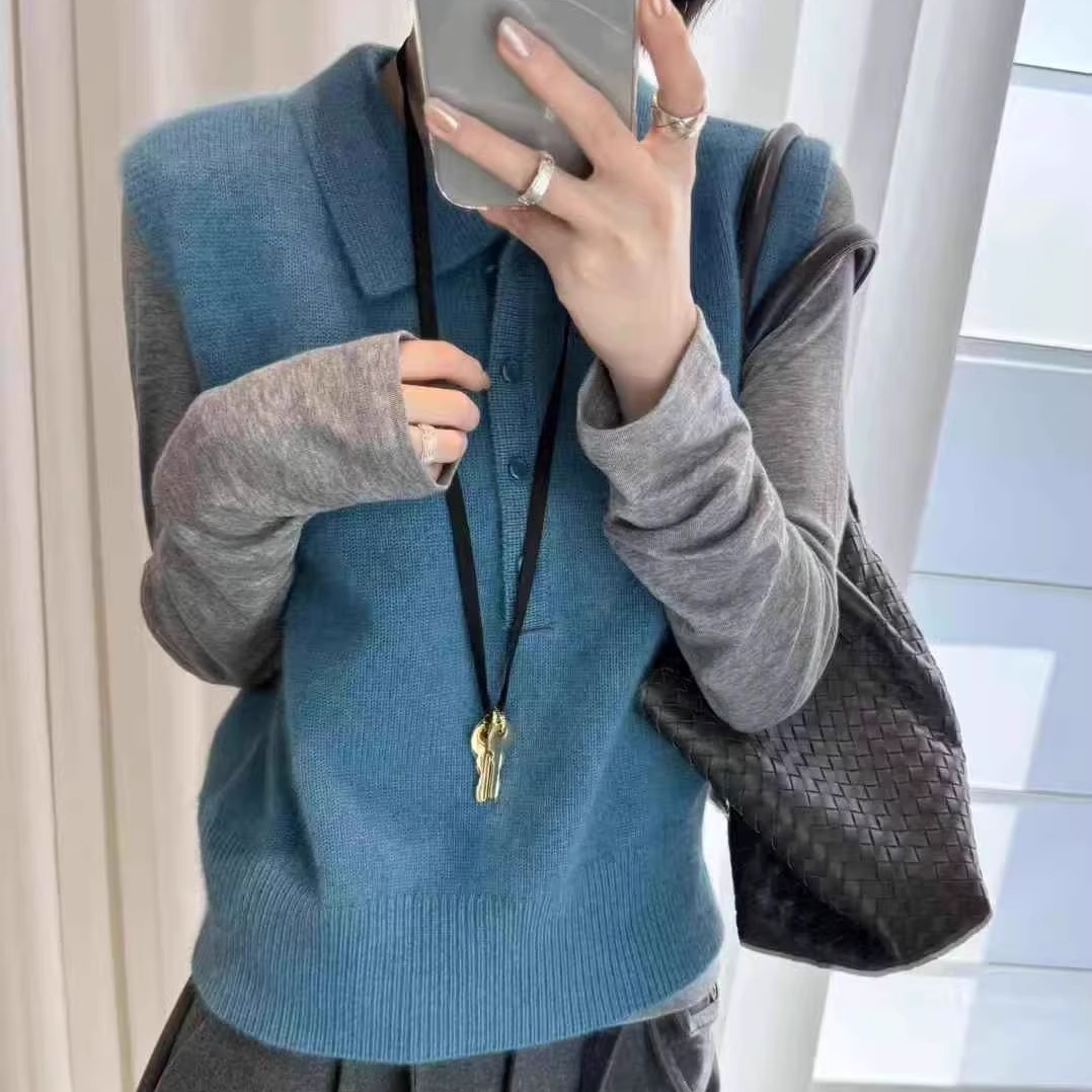 轻松叠搭翻领羊毛马甲背心