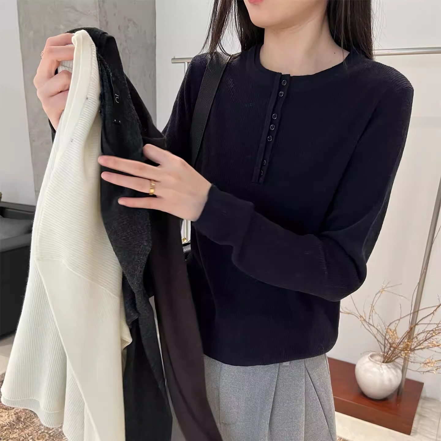 洋气半开扣圆领长袖绵羊毛针织衫