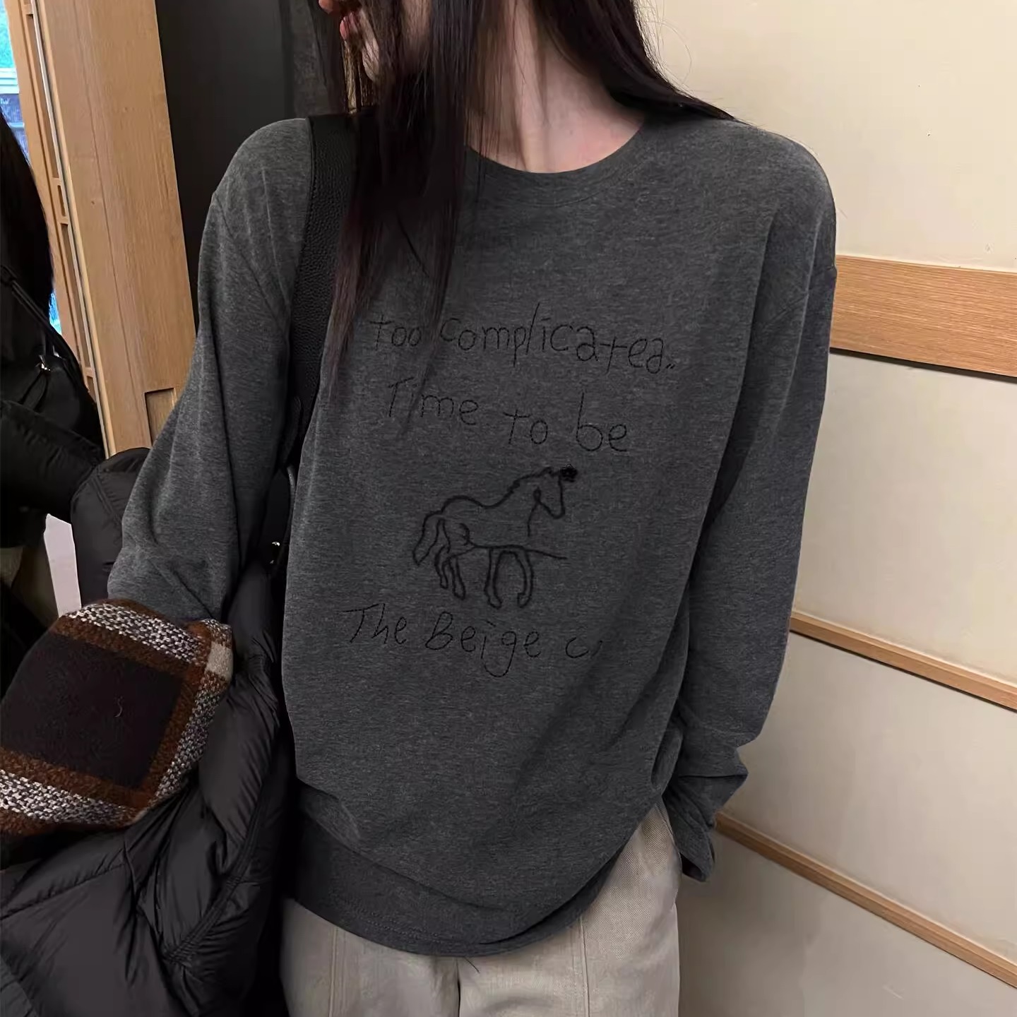 刺绣小马加厚深灰色长袖T恤