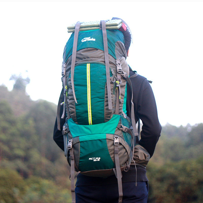 大容量户外旅行背包男登山包双肩女超轻便徒步旅游防水60升70L