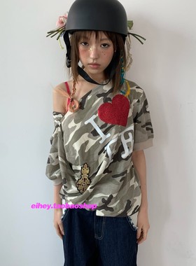 eihey诶嘿复古Y2K千禧迷彩字母斜领露肩短袖女休闲宽松T恤上衣女