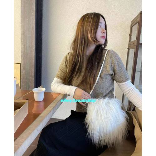 个性时髦百搭白色毛毛斜挎包