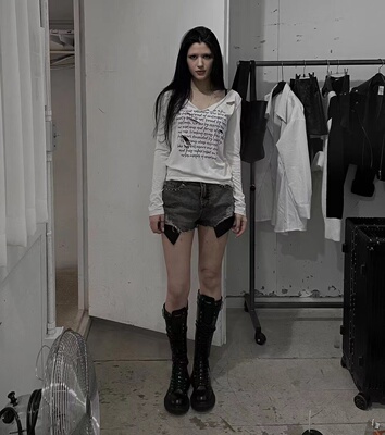 长袖薄款大领口印花T恤