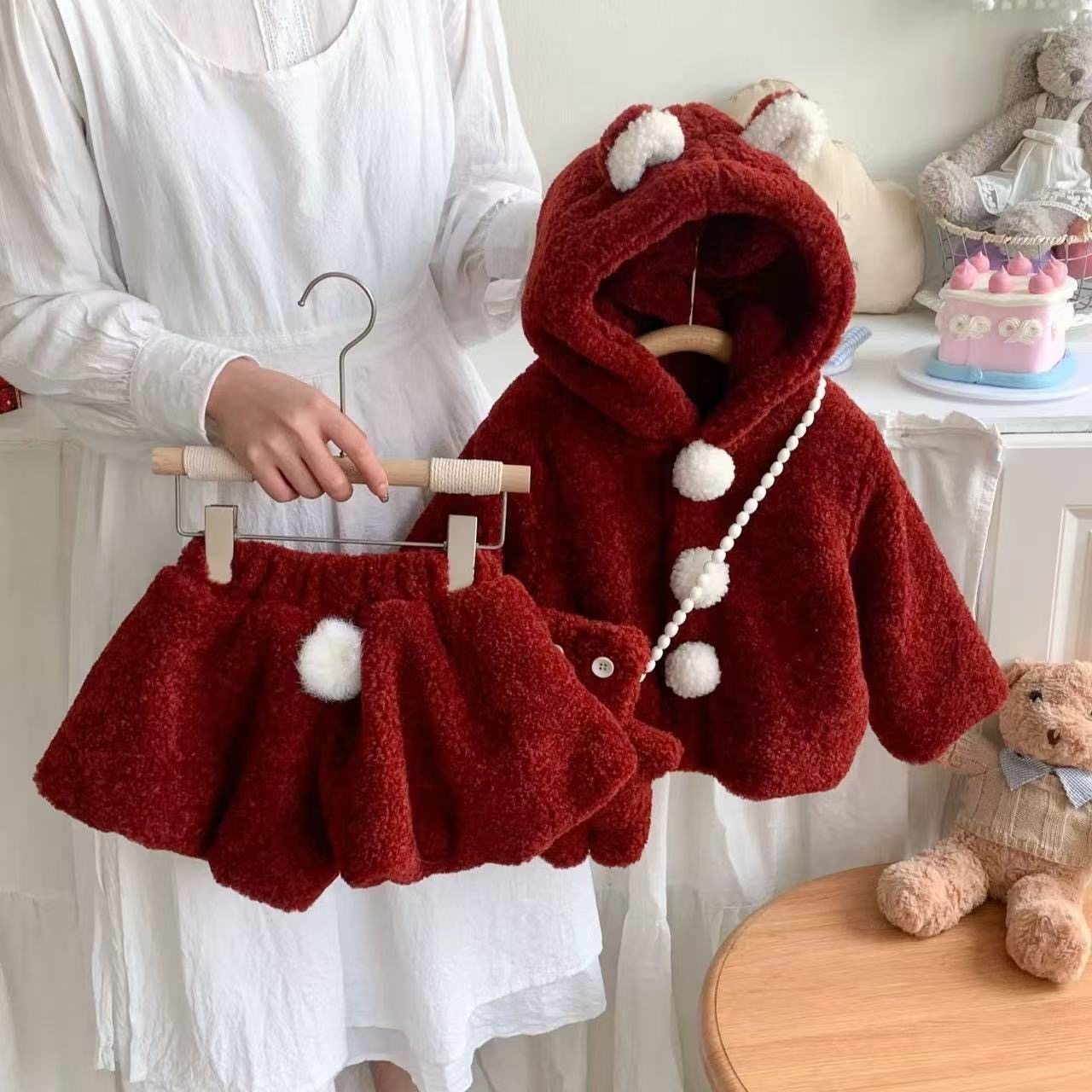 女童年服套装冬季新款加绒加厚儿童拜年服球球连帽羊羔绒裙裤童装