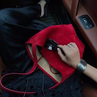 鹿皮绒大容量百搭通勤红色喜庆单肩包新款时尚磨砂绒大容量水桶包