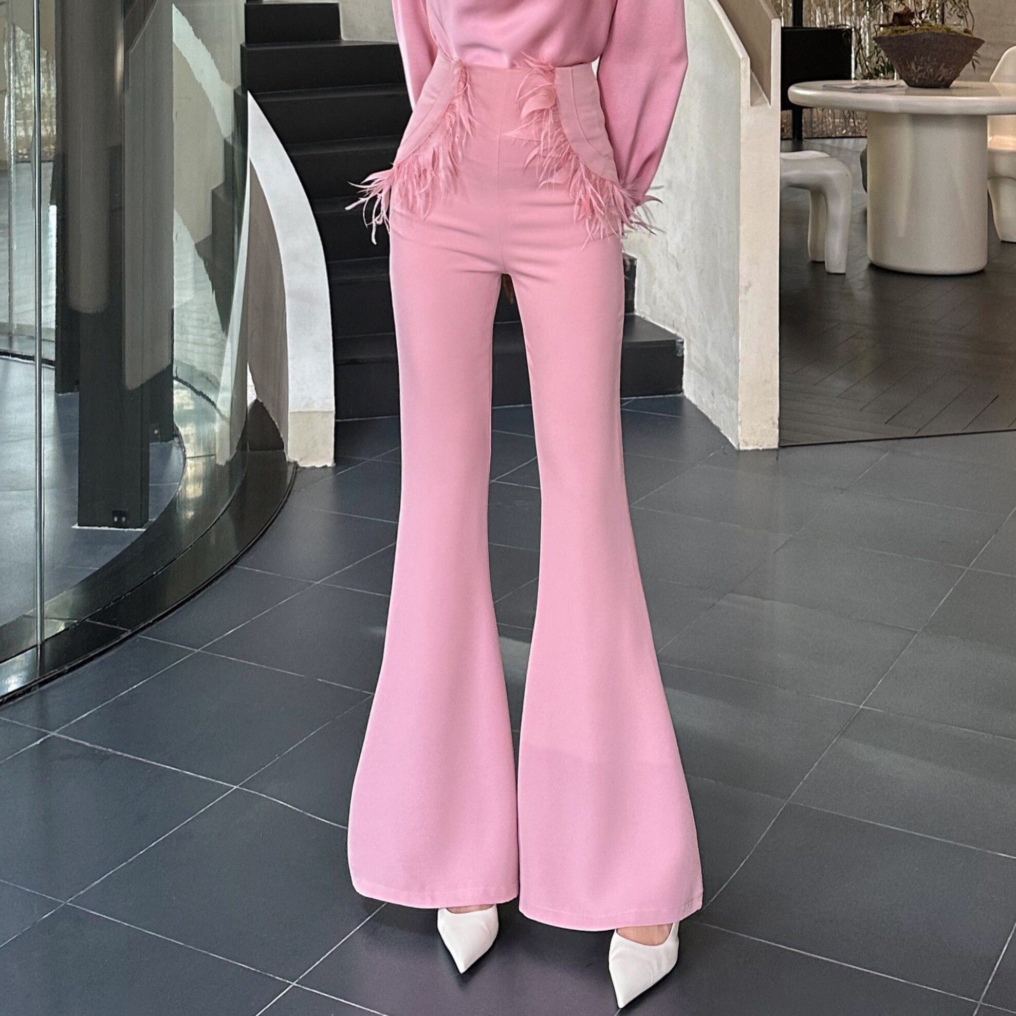 御姐范2025春新款时尚羽毛拼接高级感女人味垂感微喇裤百搭休闲裤