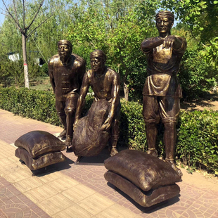 玻璃钢搬运工人雕塑码头装卸工雕像抬木头扛麻袋工人搬运雕塑定做