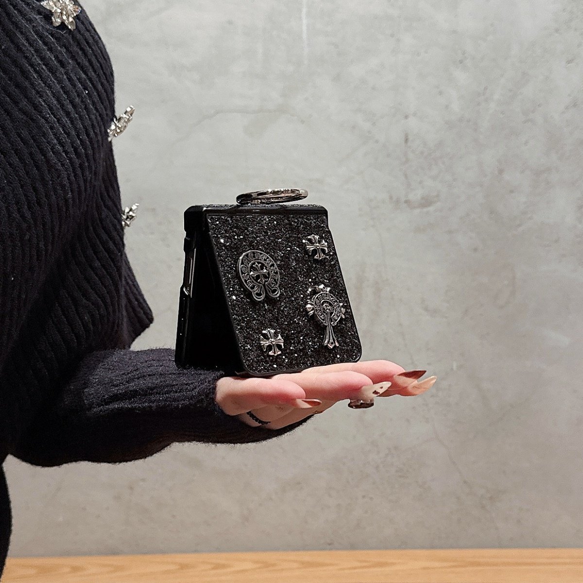 亮片黑色立体十字架花适用三星zflip7/6/5手机壳折叠屏荣耀MagicVFlip2全包潮牌华为purax保护套小米xflip2女