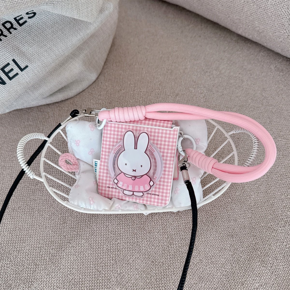 皮质粉格纹米菲兔磁吸支架适用三星星ZFlip7/6/5手机壳小米mix Flip2保护套华为PuraX折叠屏荣耀vflip2斜挎绳