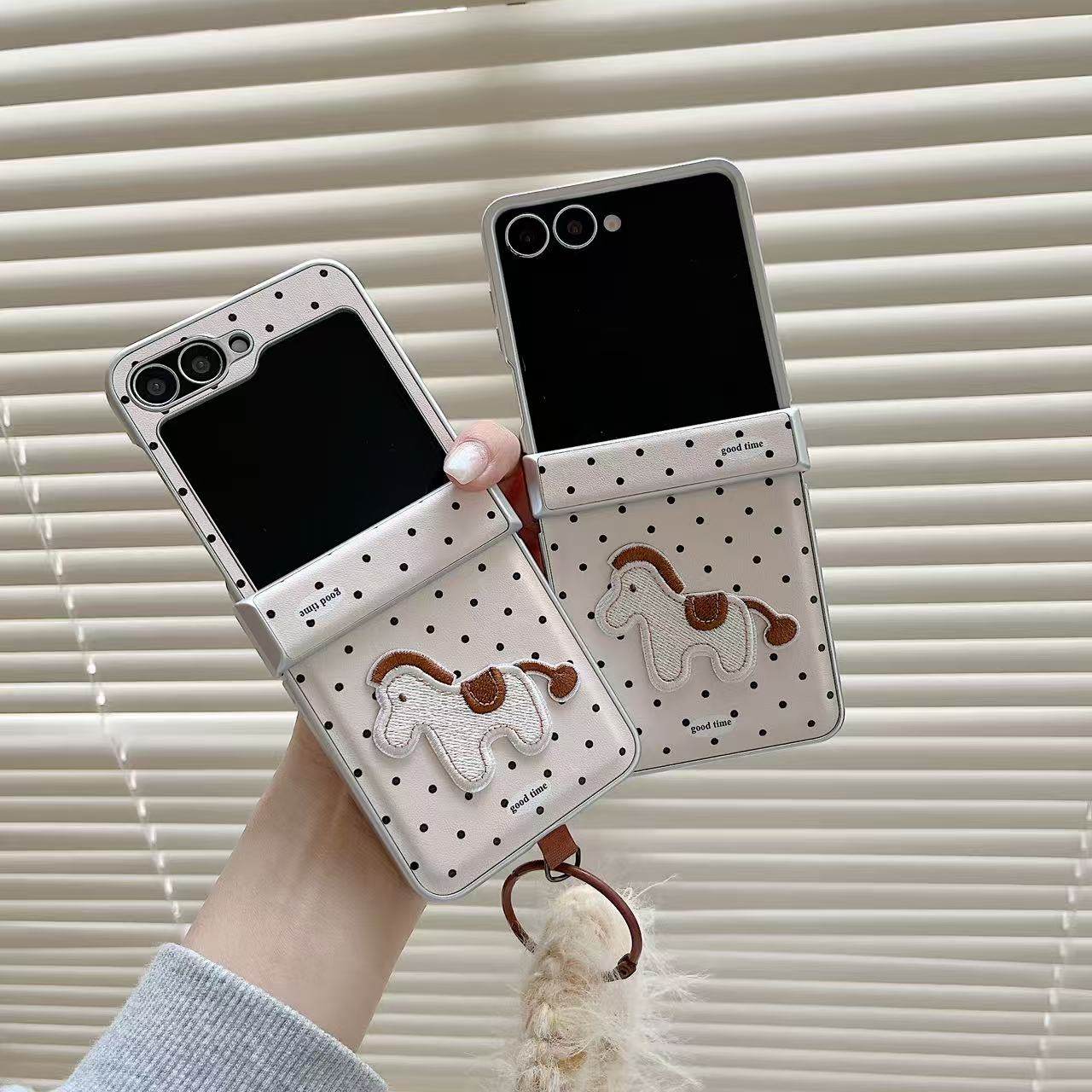 简约波点刺绣小马适用三星zflip7/6/5手机壳保护套w24flip折叠屏全包防摔OPPOFindN3Flip翻盖式护中轴外壳ins