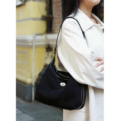 2025秋冬新款复古简约水桶包百搭秋季链条斜挎包绒拎包女手提包包