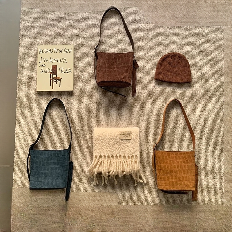 2025秋冬新款磨砂牛皮水桶包大容量通勤真皮软石头纹单肩包斜跨包