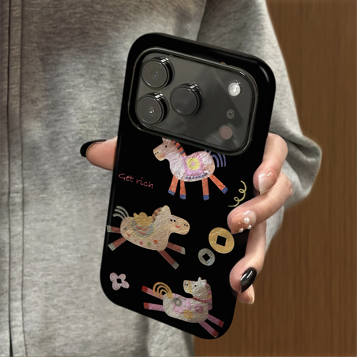 黑底小马适用苹果17promax手机壳iPhone16pro新款15plus防摔14菲林13男12xsmax女款11xr情侣3se2外壳7套8plus