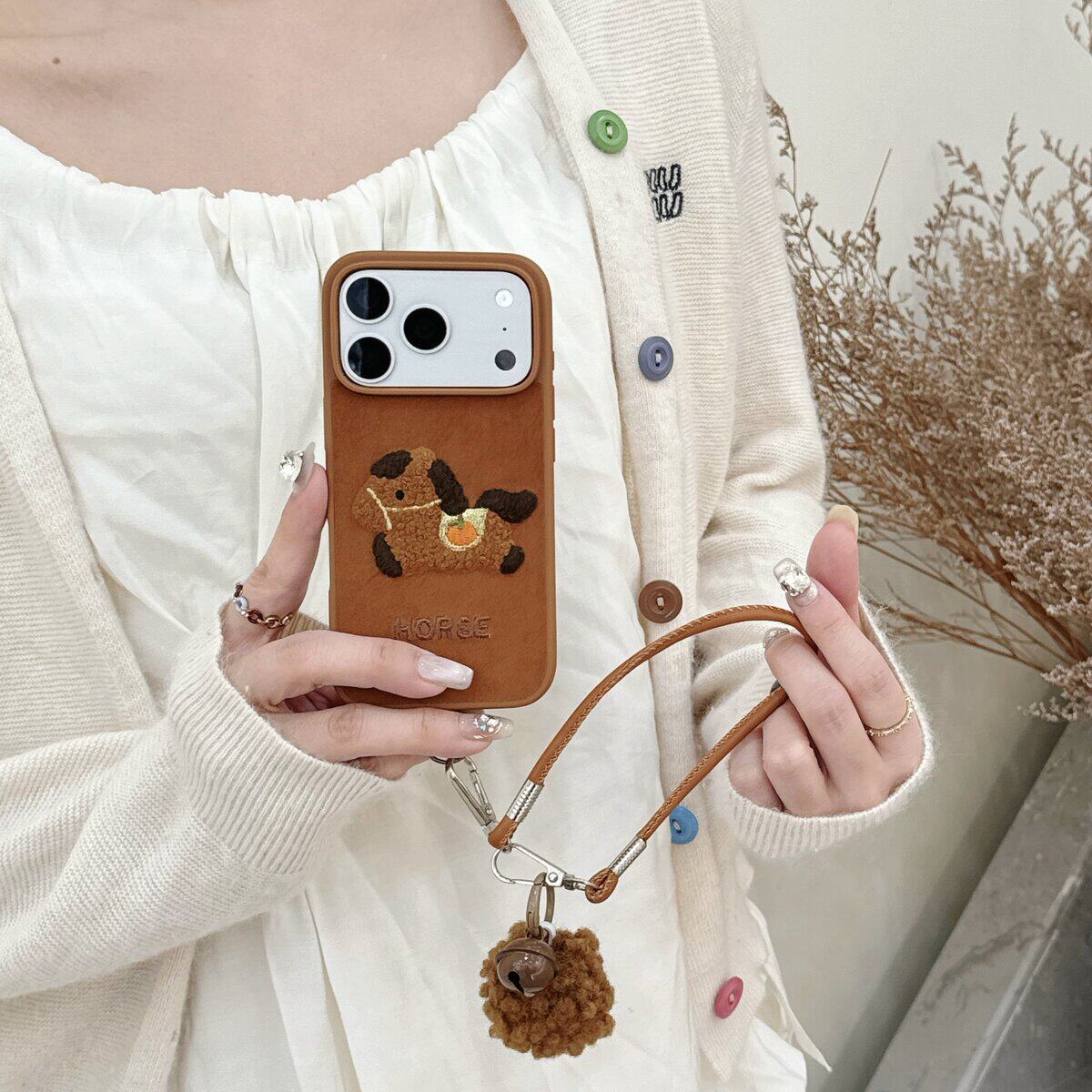 国潮风棕色绒布刺绣大吉小马手拎绳适用苹果17ProMax手机壳i
