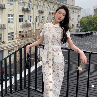 气质铅笔 重磅蕾丝奶油色娃娃领口袋纽扣蝴蝶结连衣裙高腰修身