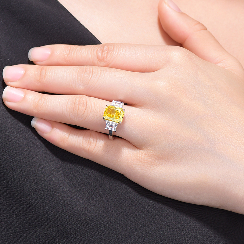 卓蝶珠宝超闪合成黄钻戒指纯银长方雷迪恩仿钻石女戒大气冰糖钻戒