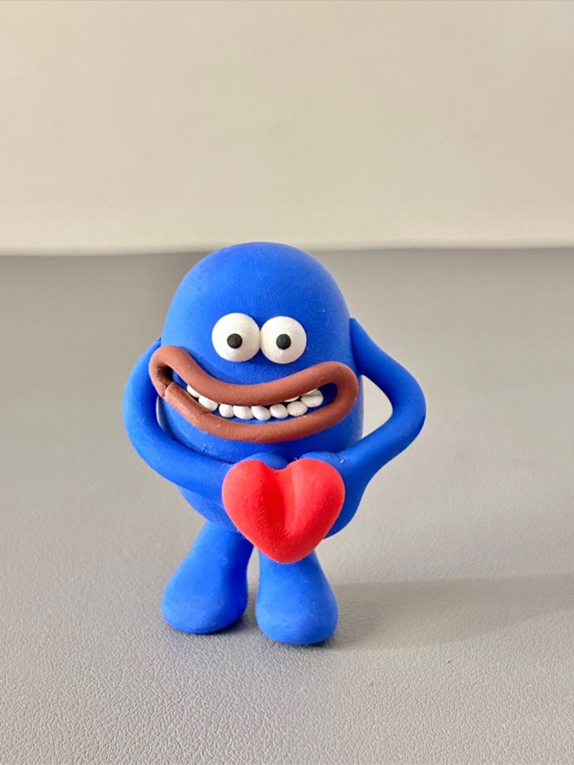 丑萌治愈有趣比心小怪兽可爱超轻粘土摆件