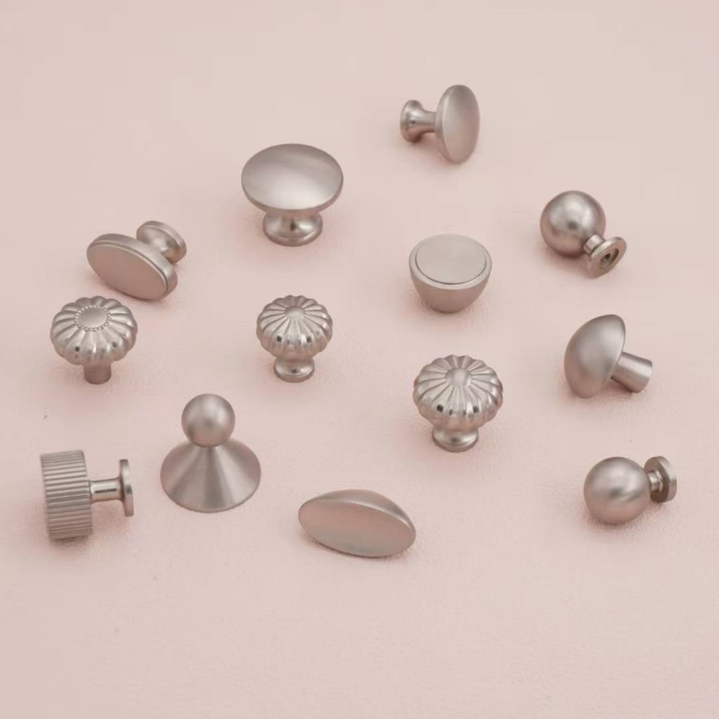 极简亚拉丝拉手法式柜门单孔把手