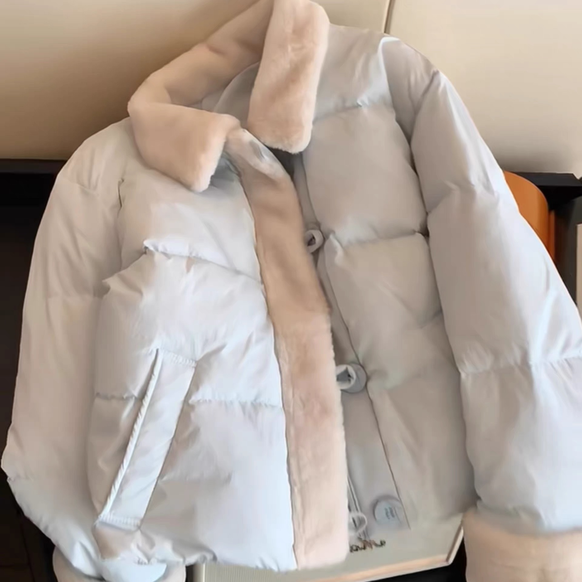 拼接羊羔毛翻领羽绒棉服外套女