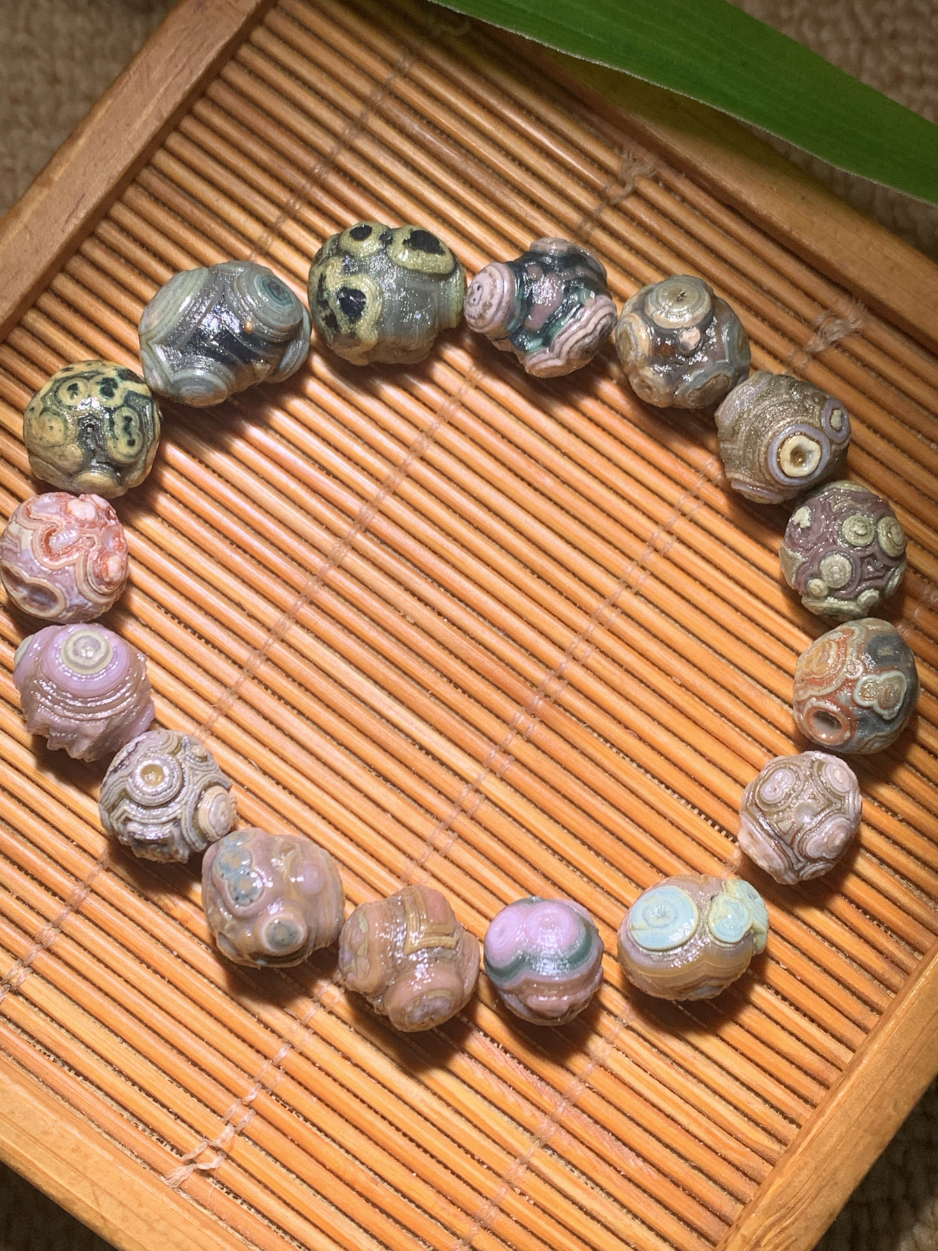 精品外蒙古浮雕眼镜石，对孔尺寸1.0，色美，眼镜分明