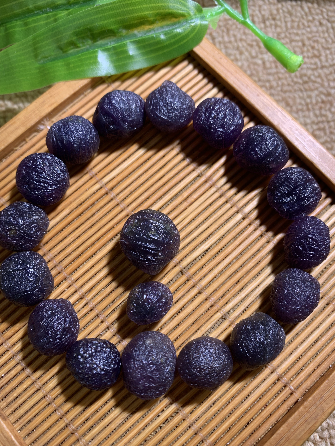 纯天然深紫色紫罗兰手串，打灯颗颗紫，对孔尺寸1.3左右