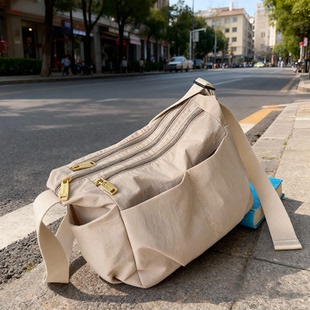 多隔层新款斜挎包女大容量2025旅行运动超轻便休闲通勤单肩饺子包