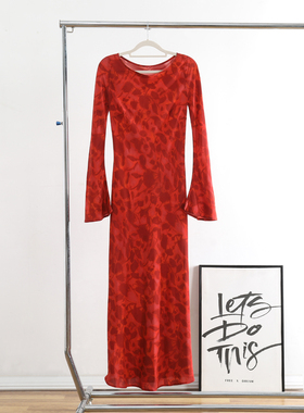 100%桑蚕丝真丝红色印花 轻奢斜裁慵懒风度假长袖喇叭袖连衣裙女