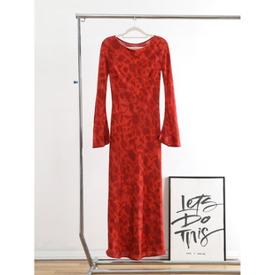 100%桑蚕丝真丝红色印花 轻奢斜裁慵懒风度假长袖喇叭袖连衣裙女
