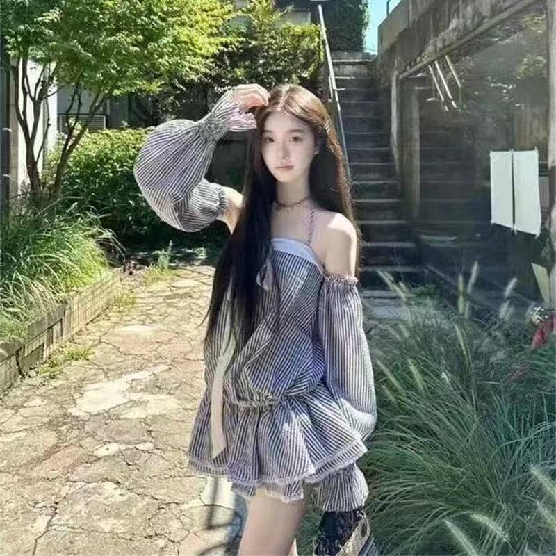 法式度假风条纹抹胸露背连衣裙秋季新款宽松显瘦蕾丝拼接蓬蓬短裙