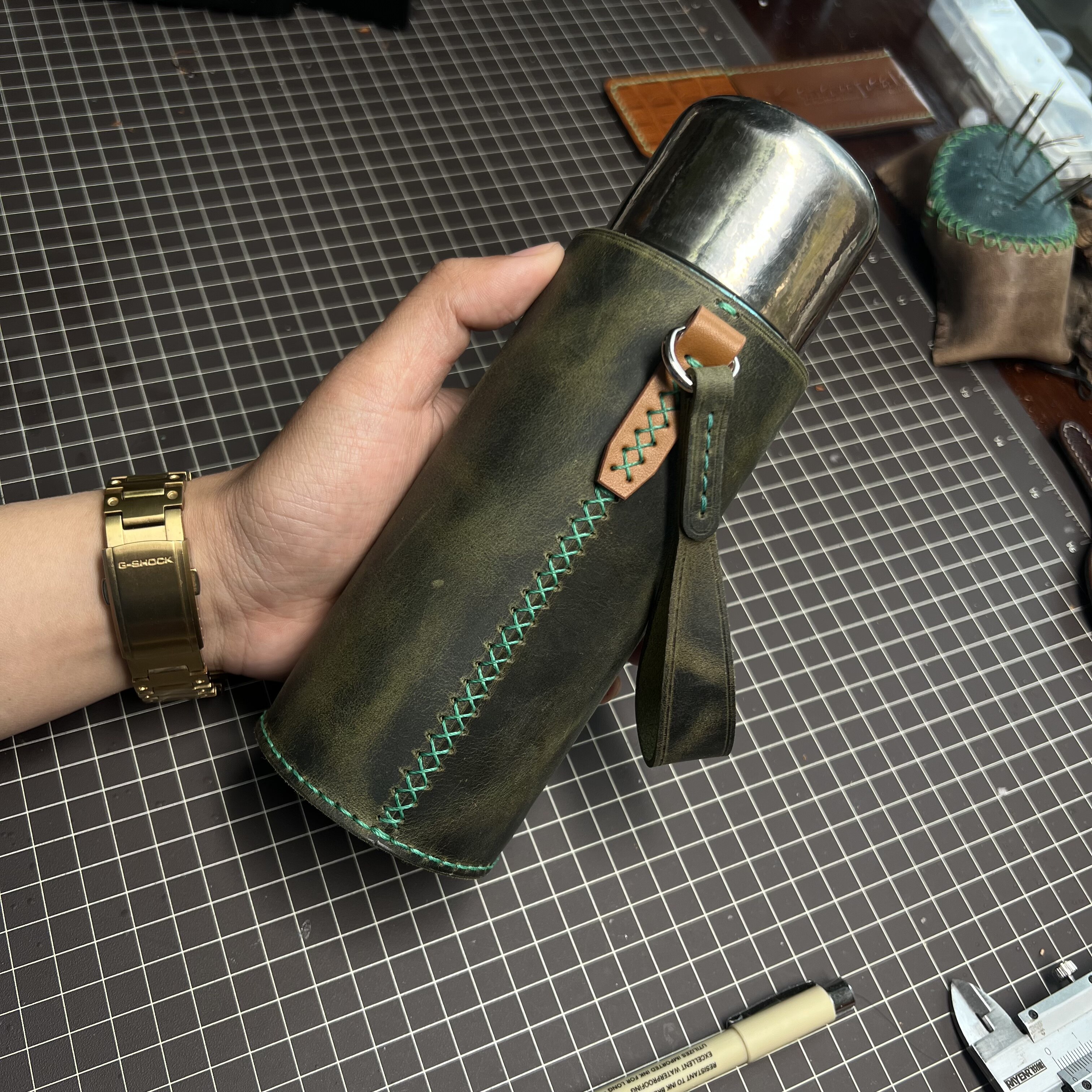 纯手工定制复古牛皮杯套保温杯钛杯疯马皮头层皮手提杯套适用飞剑图片
