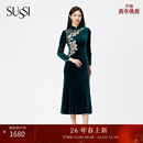 刺绣丝绒高级感旗袍连衣裙 墨绿色新中式 SUSSI 古色冬商场同款