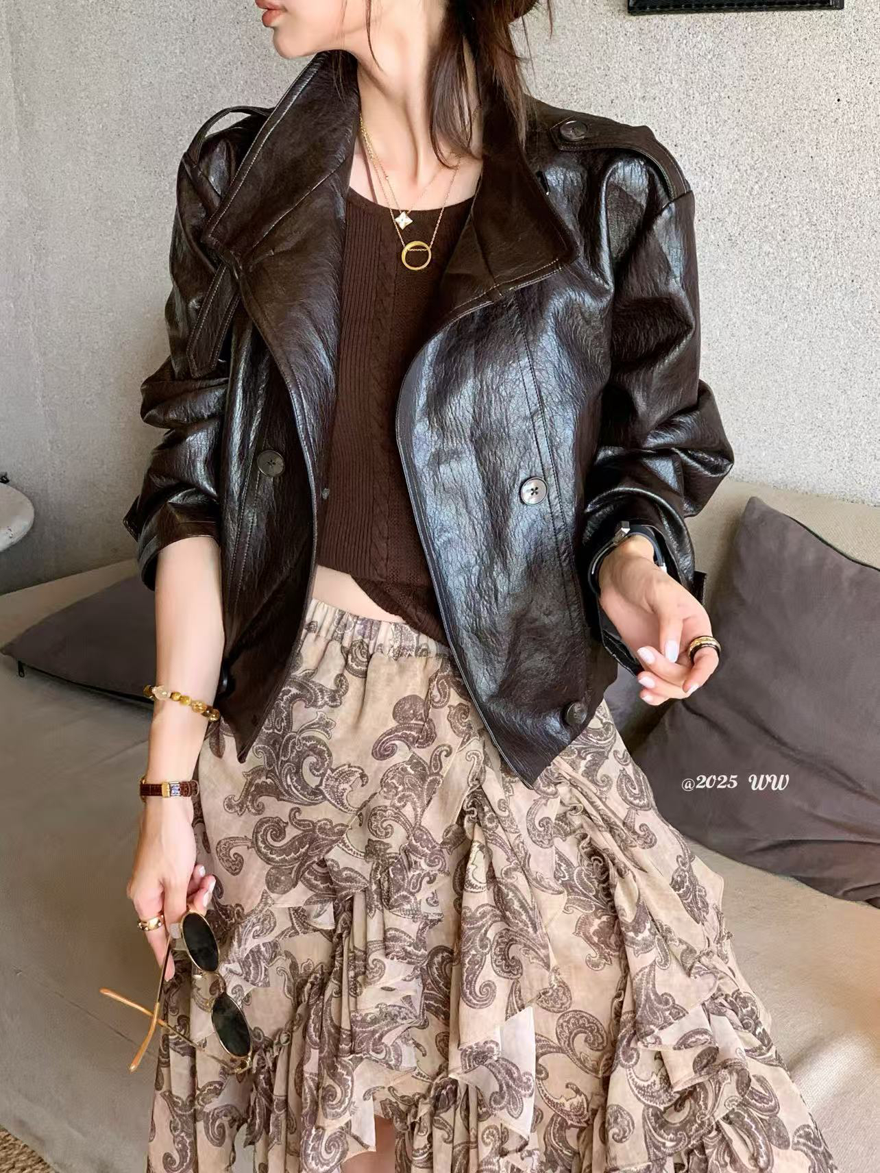 欧洲站2025秋V+.com时尚立领双排扣短款皮衣外套女休闲百搭上衣女