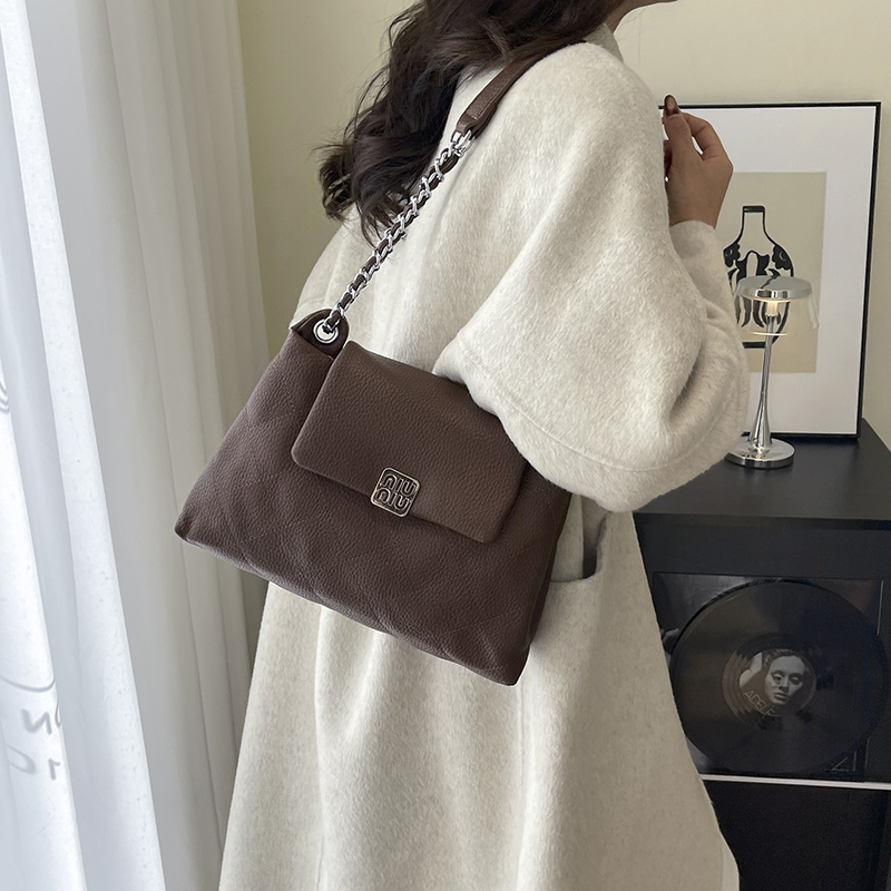 大容量链条斜挎通勤腋下包