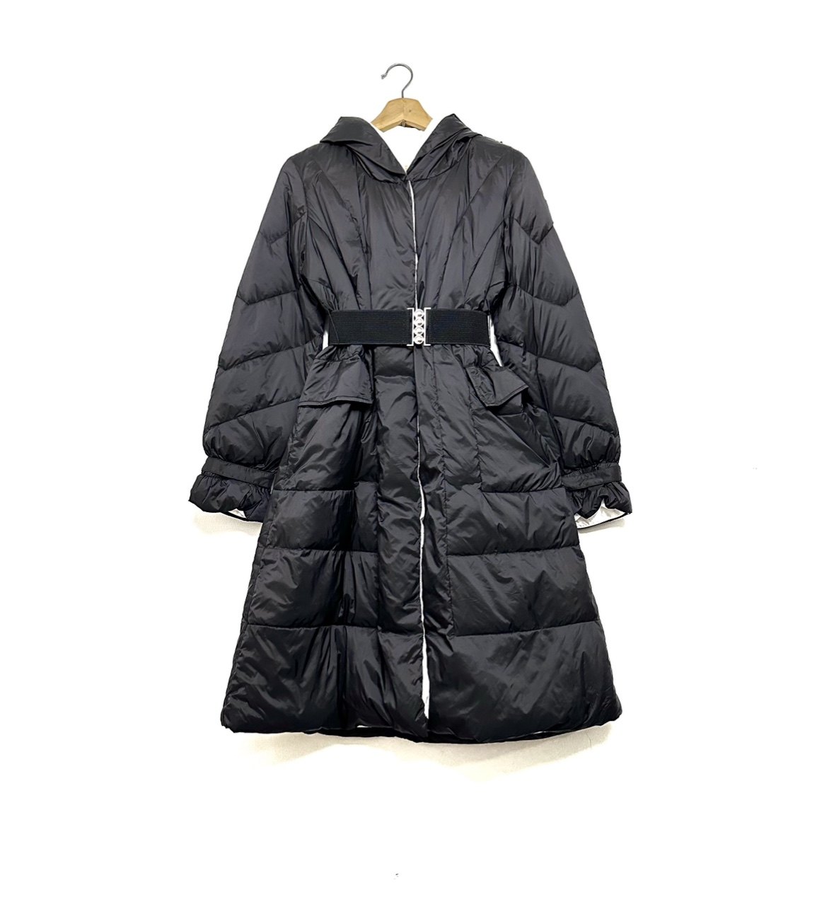 圣迪折扣女装 冬季时尚黑色对称插袋设计收腰连帽长款羽绒服