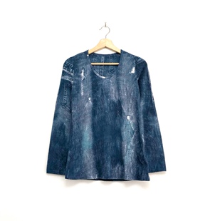 圣迪折扣女装 个性牛仔花纹印染休闲圆领长袖弹力T恤