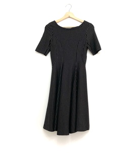 圣迪折扣女装 优雅休闲黑白条纹收腰显瘦暗褶波浪大摆连衣裙