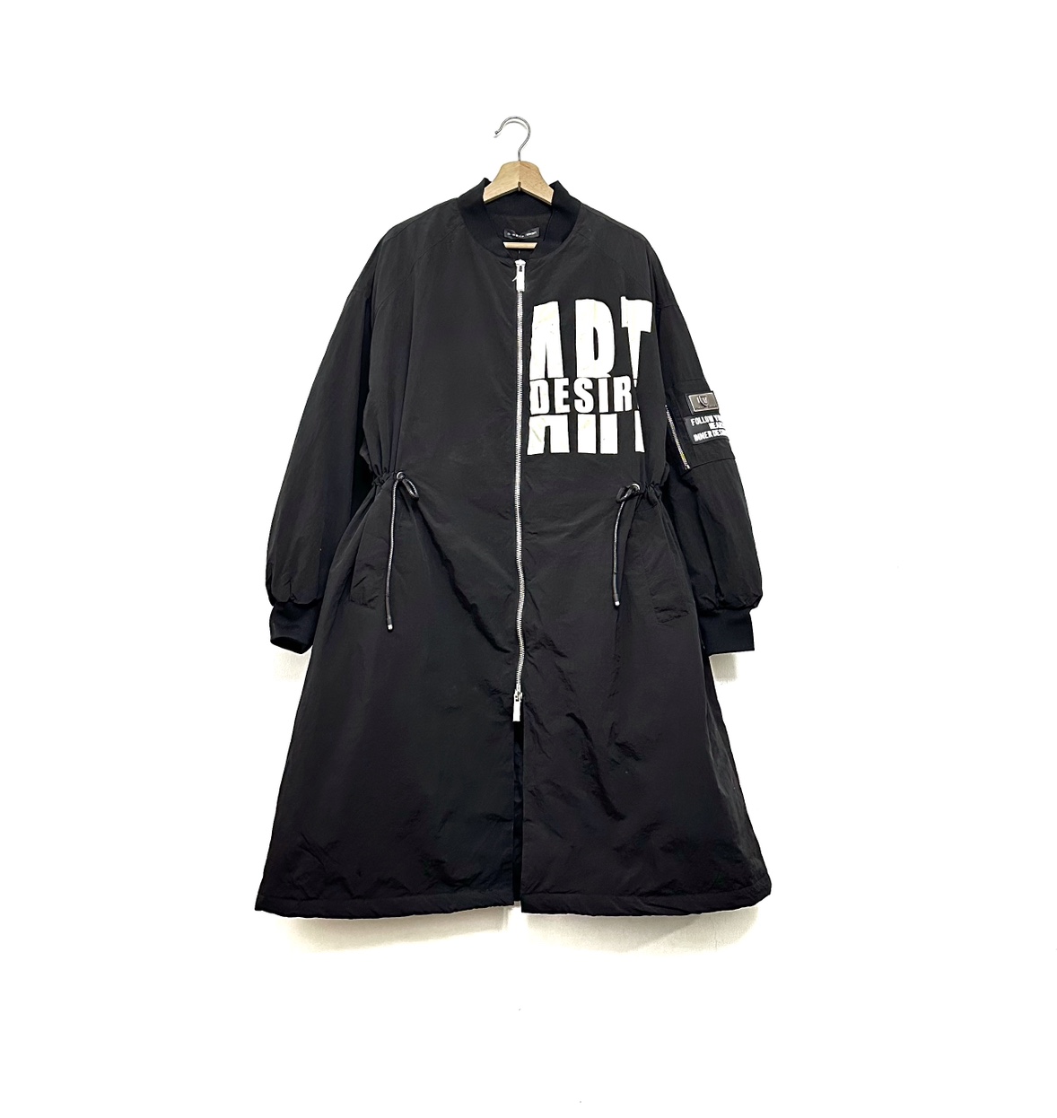 圣迪折扣女装 冬季时尚撞色字母胶印系带收腰螺纹袖口长款羽绒服