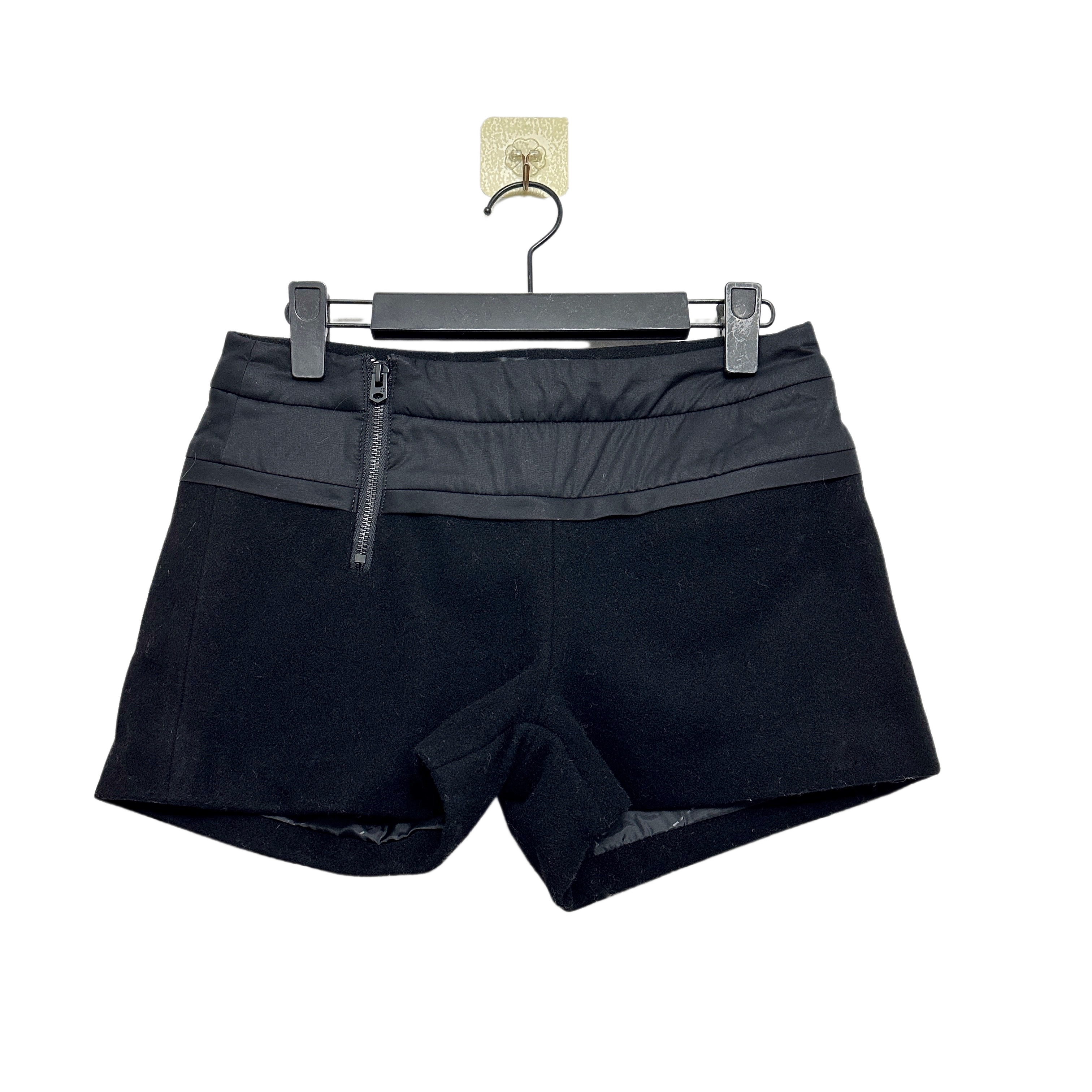 圣迪折扣女装 秋冬时尚酷帅黑色拼接个性拉链设计毛呢短裤靴裤